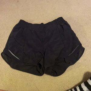 Lululemon high rise hotty hot shorts 4”